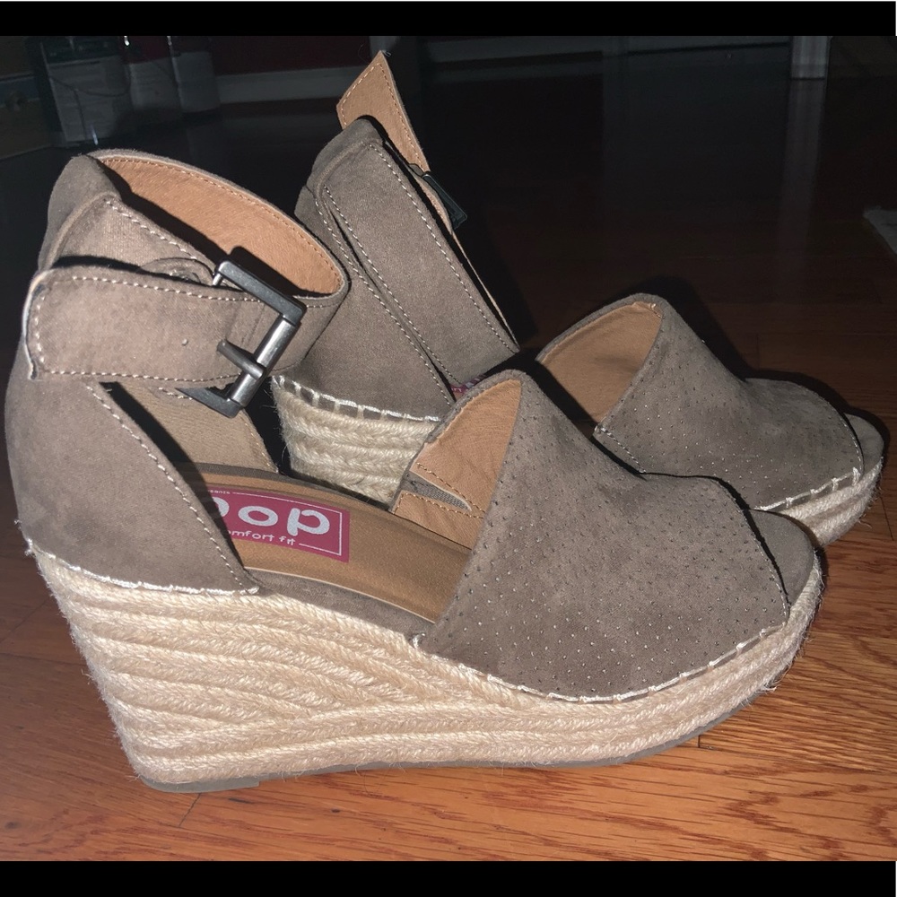 Pop sandals